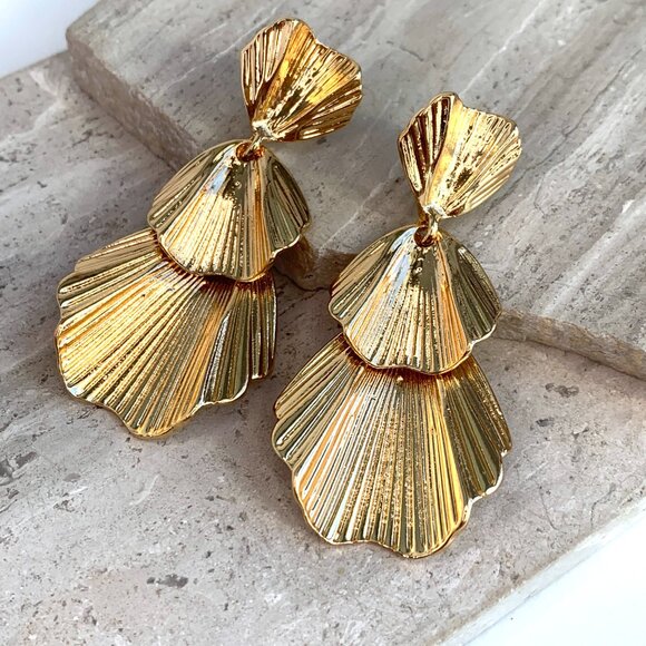 NEW~ Anthropologie Shashi Petals Gold Dangle Earrings - Picture 8 of 9
